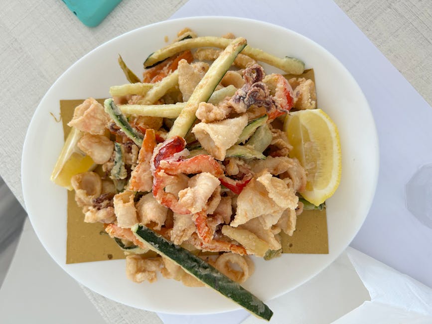Teller mit fritto misto Meeresfrüchten und Zitronenscheibe in Sizilien