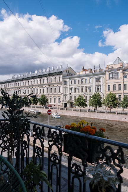 Balcone di un hotel storico con vista sulla strada del festival