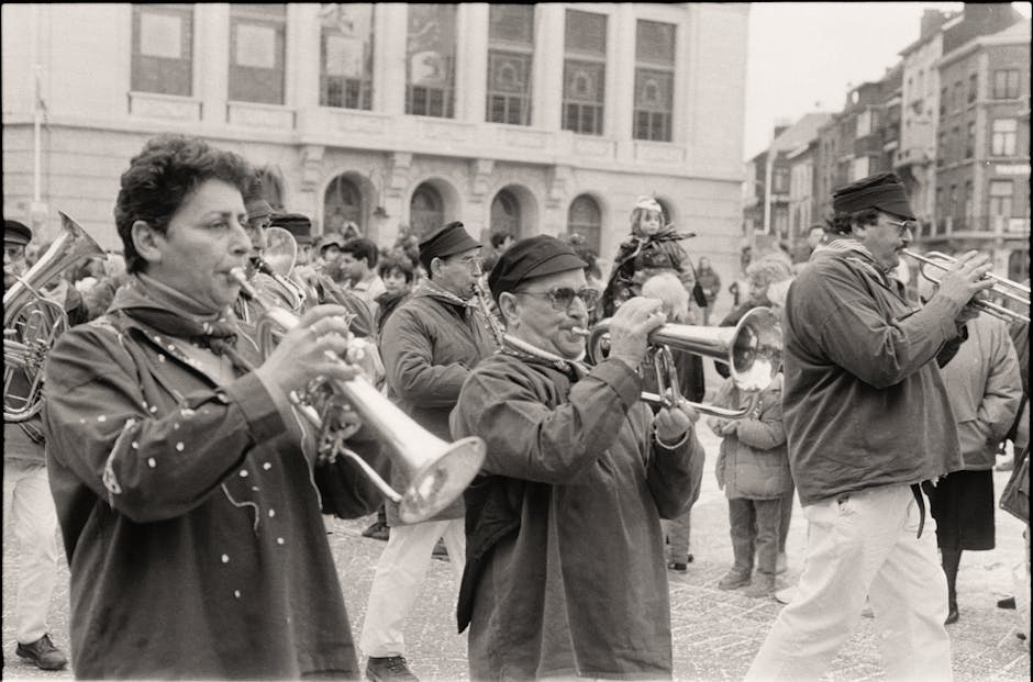 Banda cittadina che suona in piazza durante la serata del festival