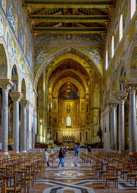 Navata centrale della Cattedrale di Monreale con mosaici dorati e sedie