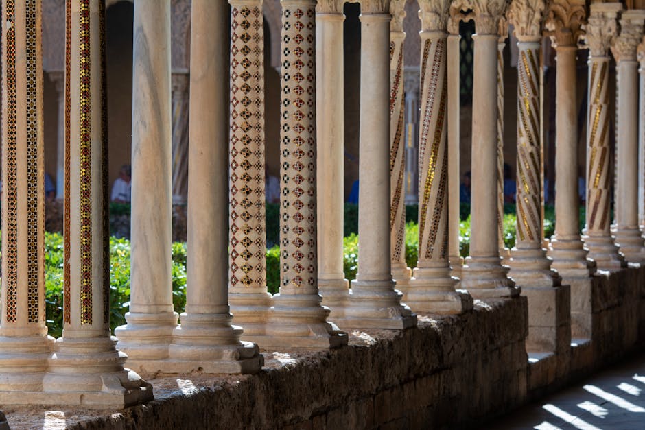 Colonne decorate del chiostro di Monreale con giardino verde