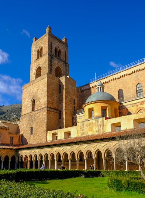 Campanile e chiostro della cattedrale di Monreale con cielo azzurro