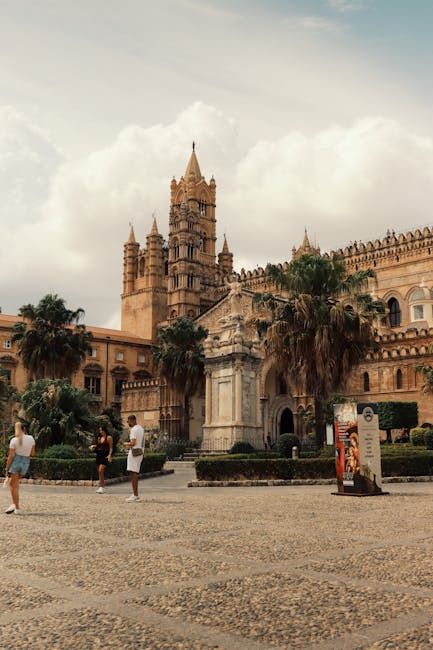 Cattedrale imponente di Palermo con palme nella piazza, Sicilia