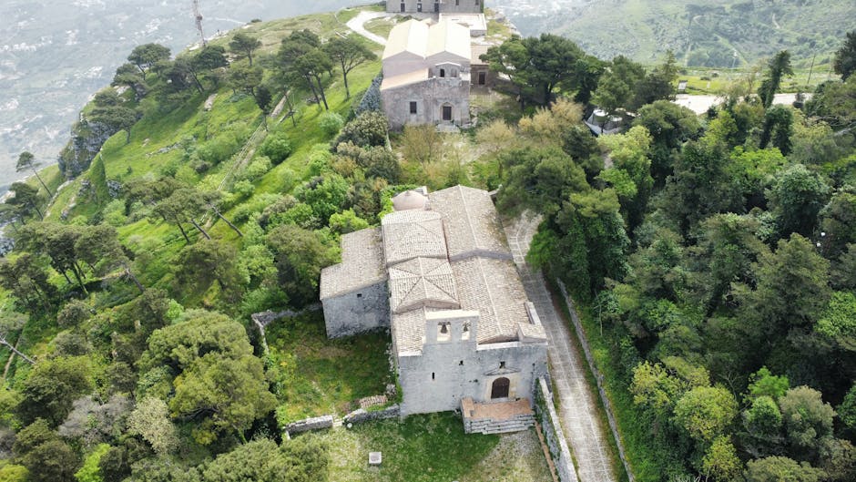 Santuario sulla collina di Monte Pellegrino circondato da verde, Sicilia