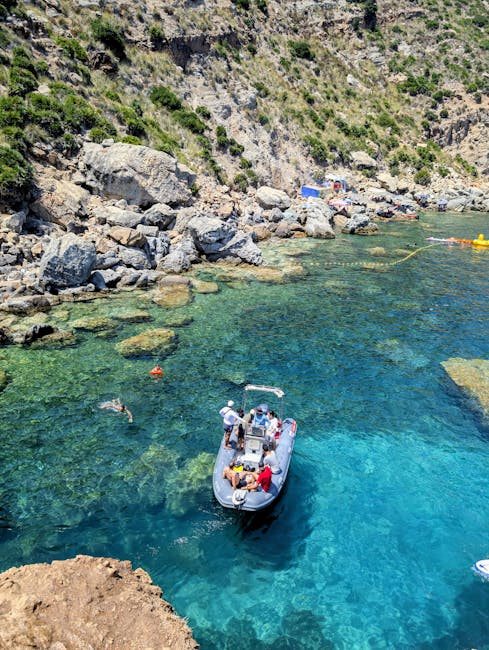 Piccola imbarcazione pneumatica con soste per snorkeling vicino a un reef roccioso a Capo d'Orlando