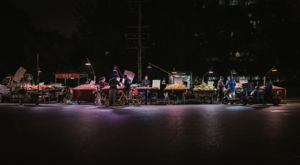 Strada illuminata da candele e lanterne con musicisti che suonano all'aperto