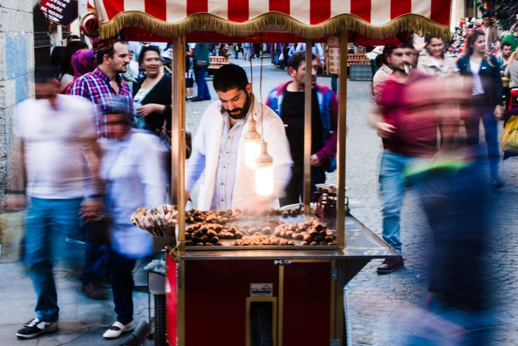 Venditore di dolci tradizionali siciliani in un mercato affollato