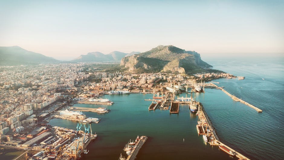 Veduta aerea del porto di Palermo con Monte Pellegrino sullo sfondo