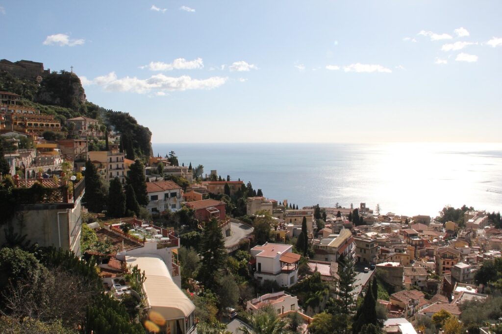 Küstenstadt auf Hügeln mit Blick aufs Meer in Sizilien