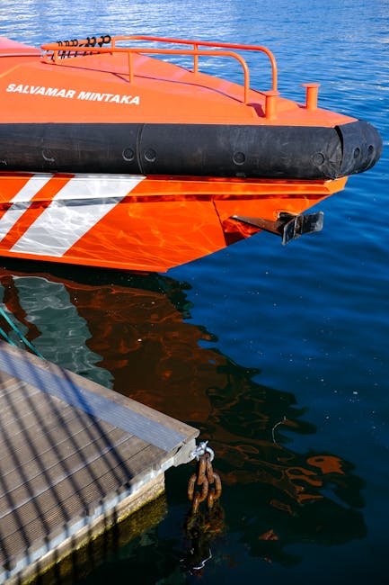 Gommone di salvataggio arancione 'Salvamar Mintaka' ormeggiato nel porto, Sicilia