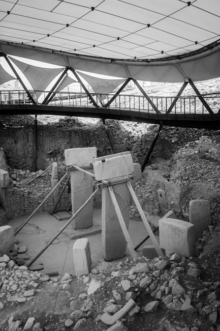 Archeologische opgraving met staande stenen en staalstutten onder tentdak in Sicilië
