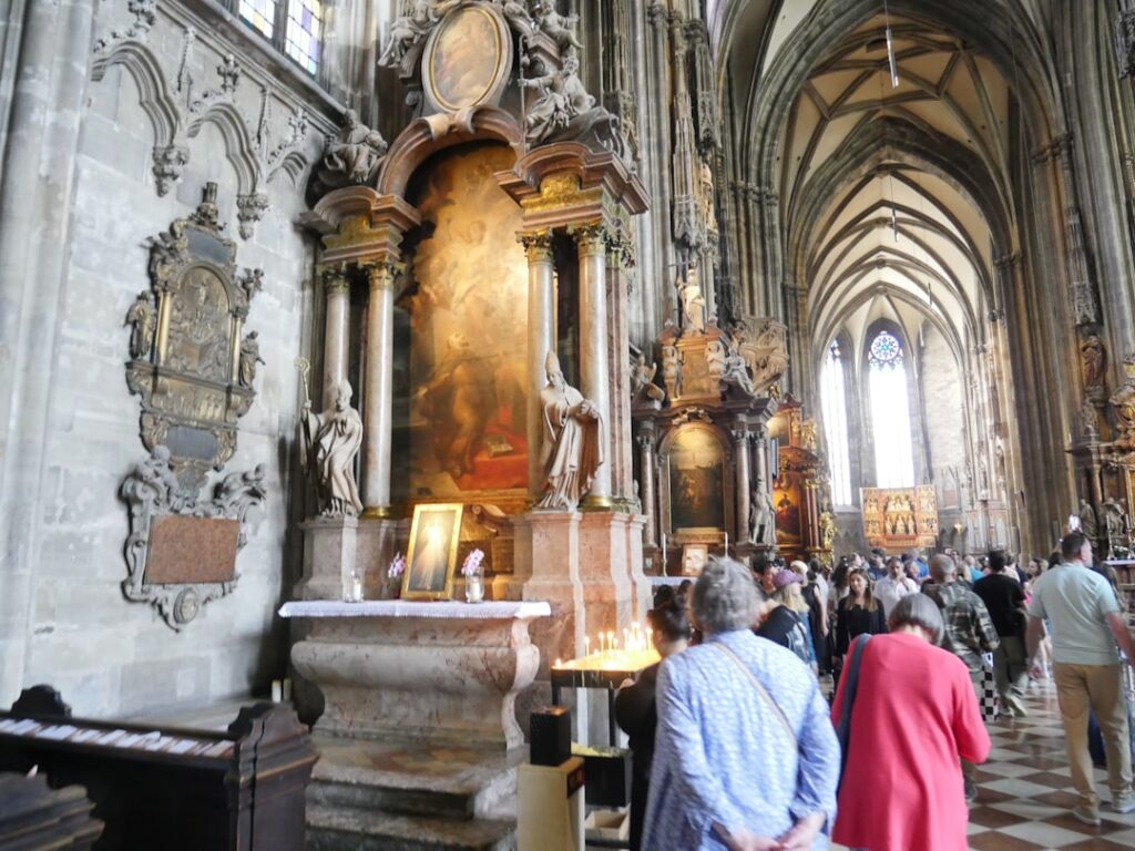 Interieur van kathedraal in Sicilië met altaar, kaarsen en bezoekers