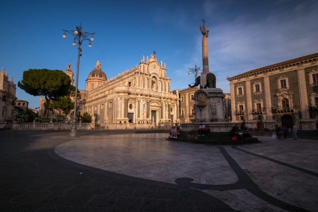 Ochtendlicht op Piazza Duomo, lege banken en weinig toeristen