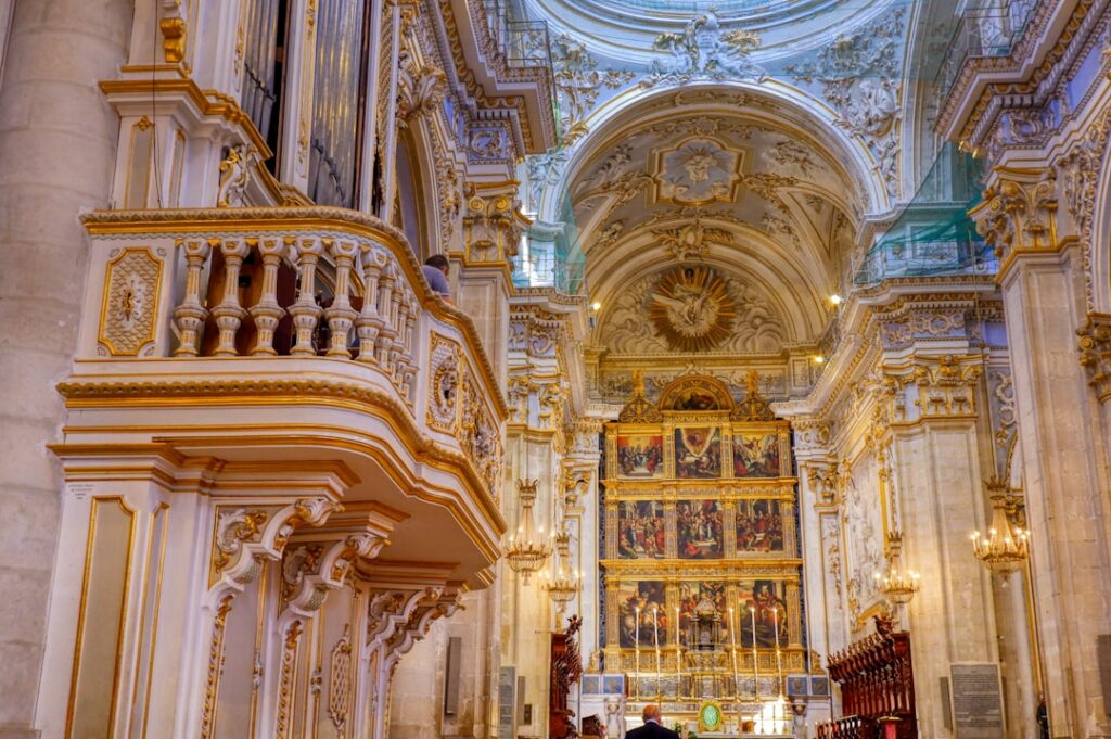 Intérieur baroque richement décoré d'une cathédrale en Sicile
