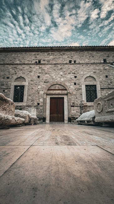 Exterieur van het Paolo Orsi archeologisch museum met grote stenen gevel