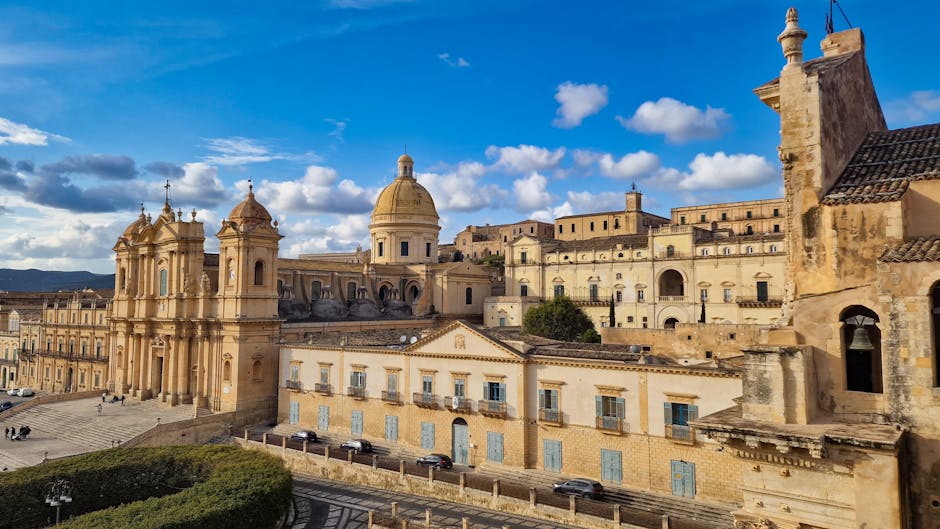Panorama d'une ville baroque sicilienne avec cathédrale et dômes