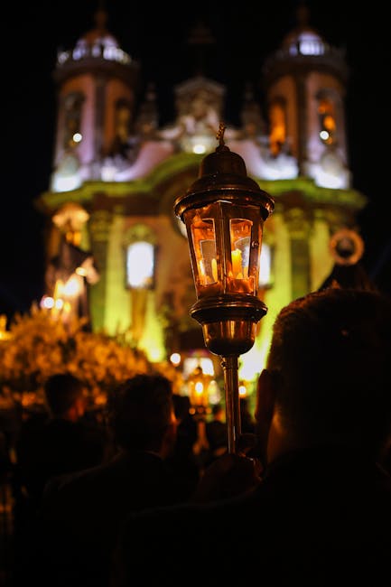 Religieuze processie buiten de kathedraal in de avond met lantaarns