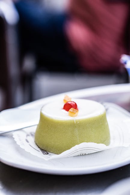 Sizilianische Cassata mit Glasur und kandierten Früchten auf Teller