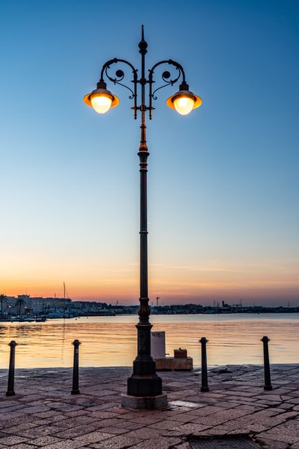 Zonsondergang over de boulevard van Ortigia met gouden licht