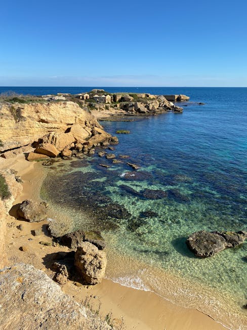 Scogliera dorata e mare trasparente nella riserva di Plemmirio, Sicilia