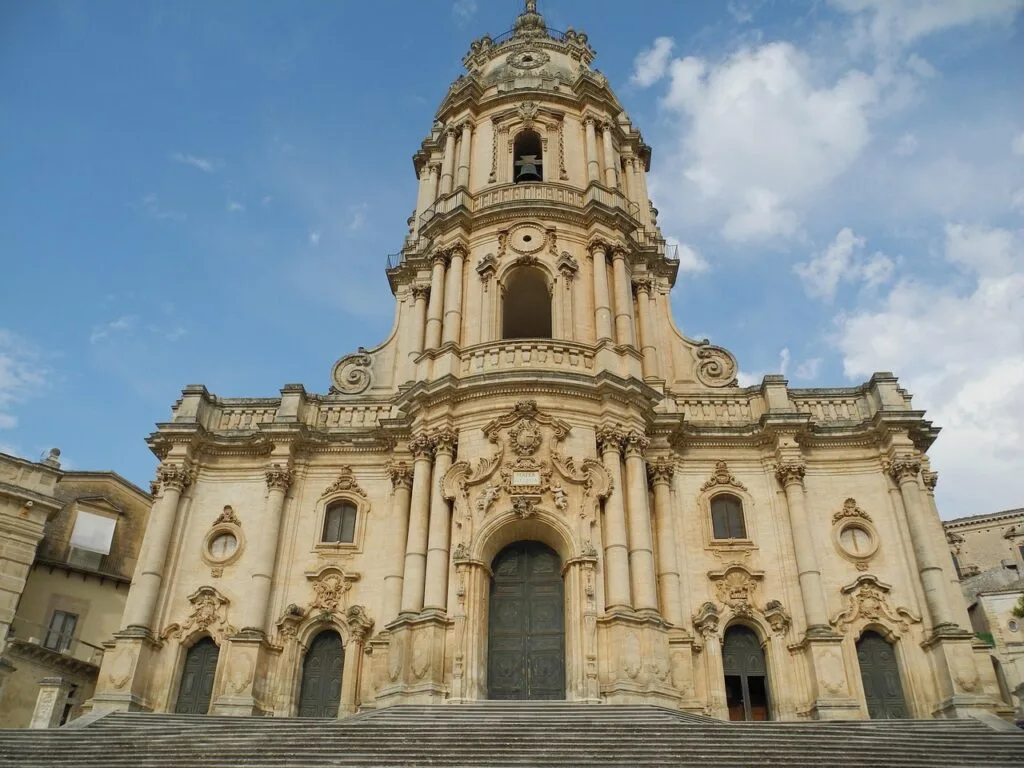 Façade verticale de la cathédrale baroque de Raguse, marches