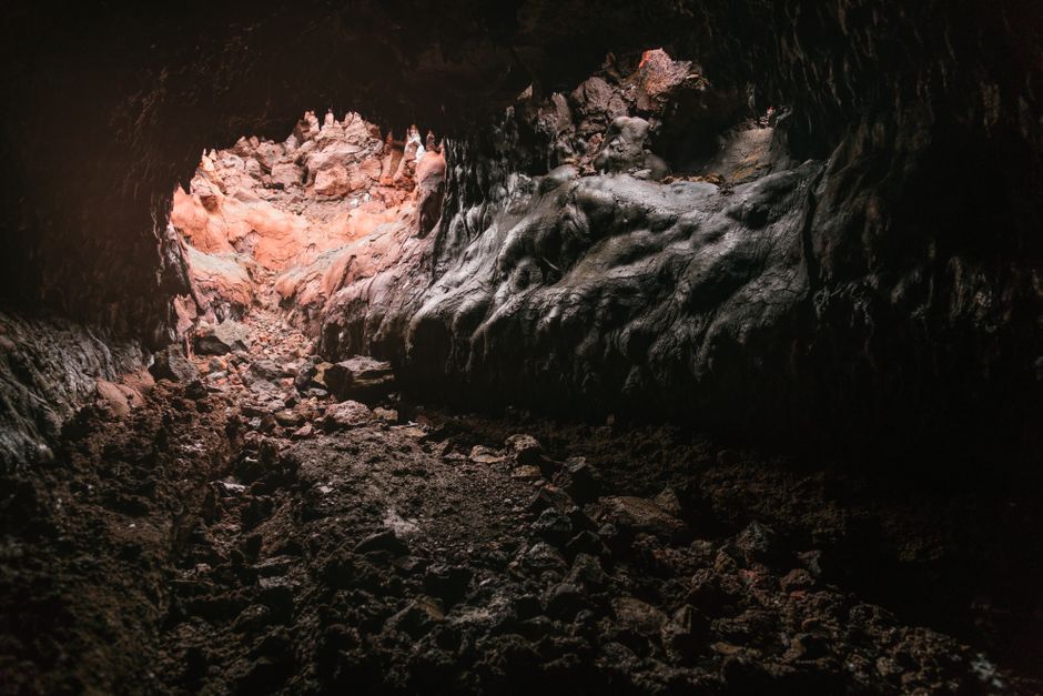 Wnętrze tunelu lawowego podczas zwiedzania z przewodnikiem