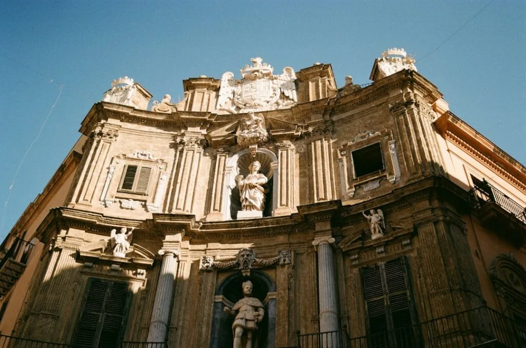 Façade baroque ornée de statues et d'un blason, Sicile