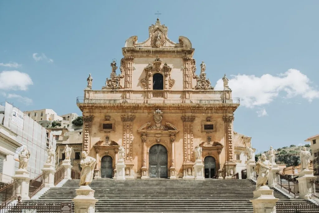 Escaliers et statues devant l'église baroque de Modica, Sicile