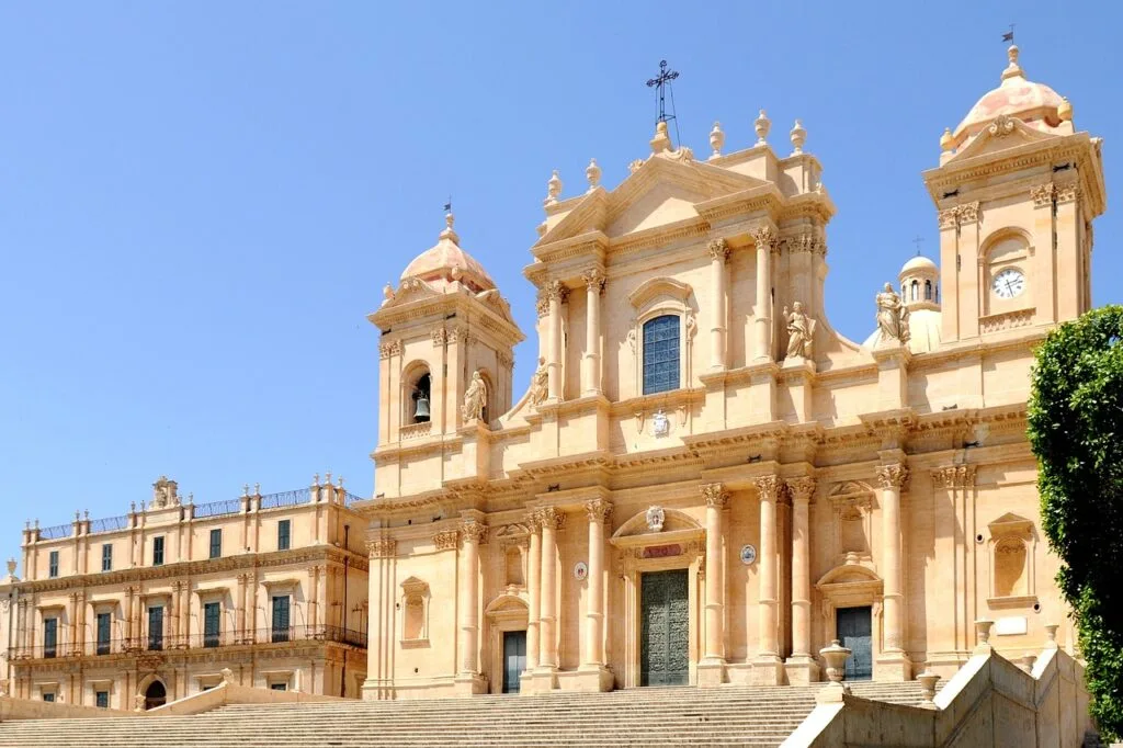 Façade ocre de la cathédrale baroque et marches, Noto, Sicile