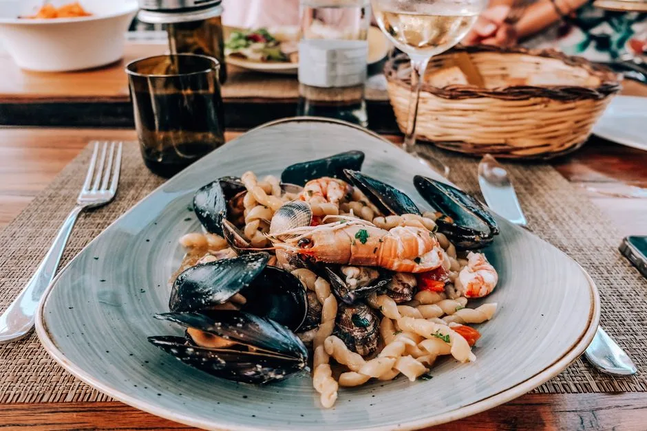 Pasta ai frutti di mare con cozze e gamberi in ristorante siciliano