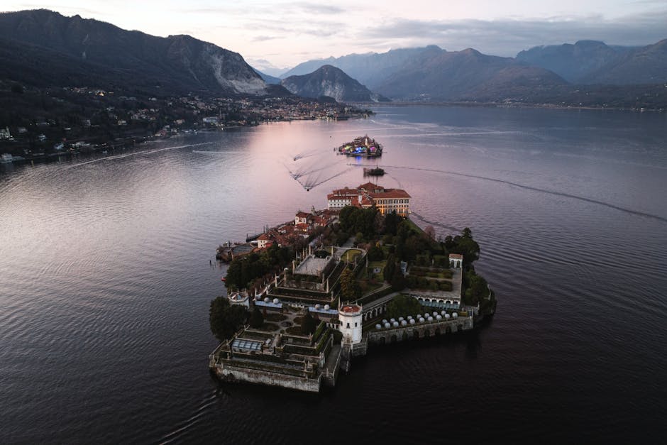 Vue aérienne d'Isola Madre entourée par les eaux calmes du Lac Majeur