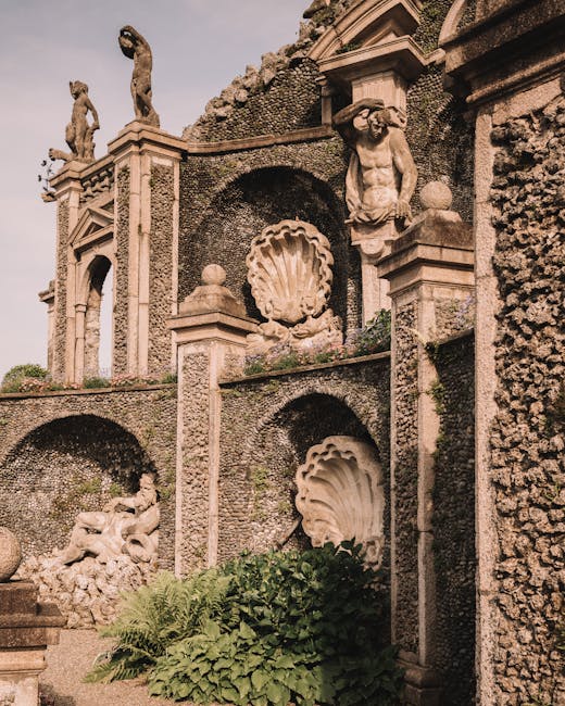Steinornamente und Muschelskulpturen an einer Wand der Gärten von Isola Bella