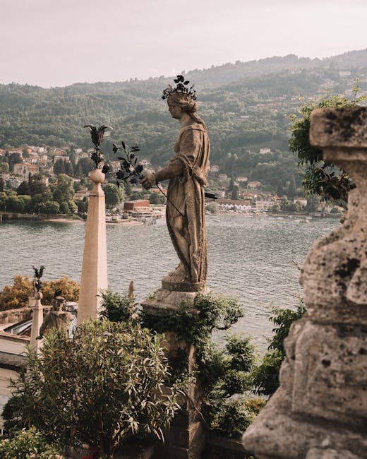 Statua barocca su sporgenza con vista sul Lago Maggiore e borghi