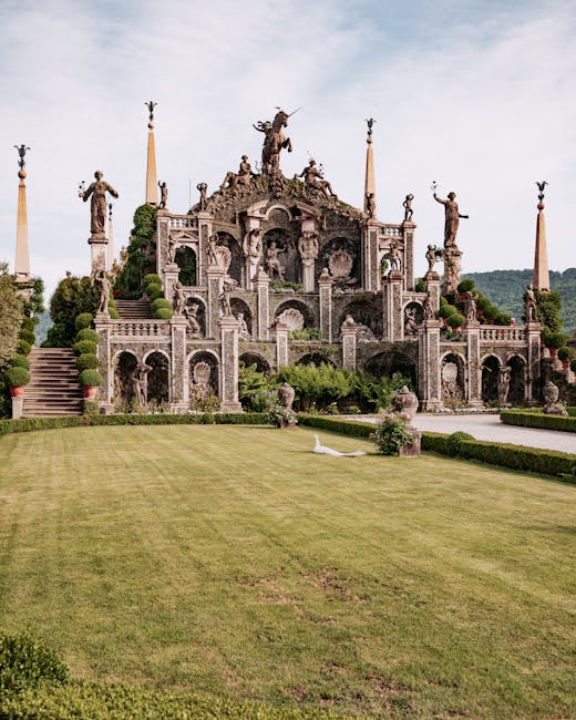 Grande scenografia di statue barocche e obelischi sul prato, Isola Bella Lago Maggiore