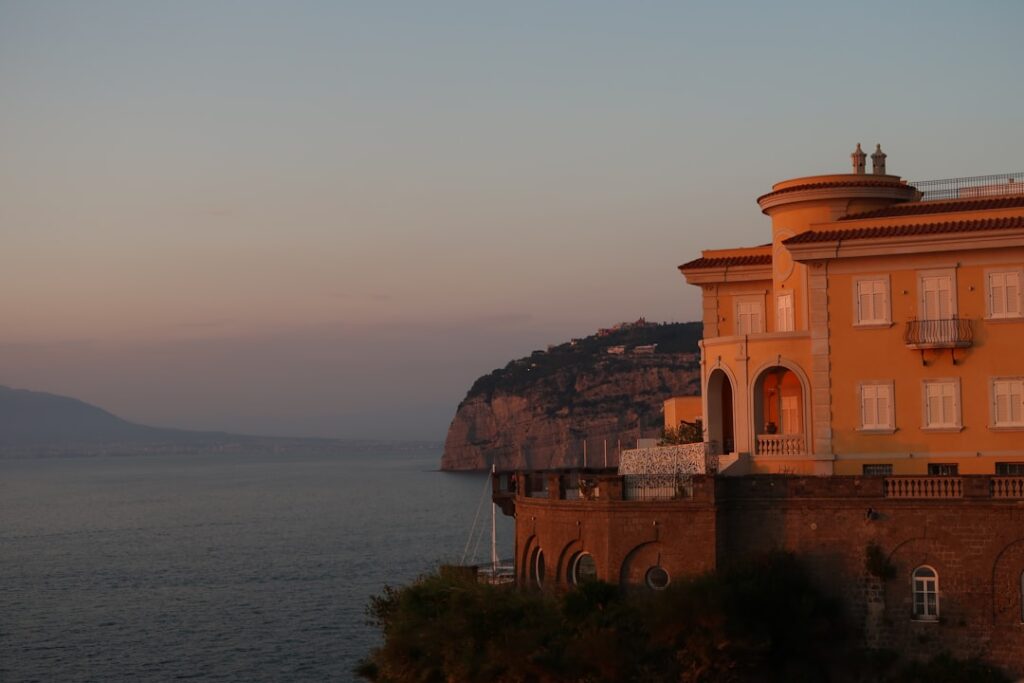 Palais jaune sur falaises au bord du Lac Majeur au crépuscule