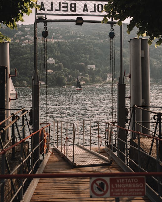 Anlegesteg von Isola Bella mit Blick aufs Wasser des Lac Majeur