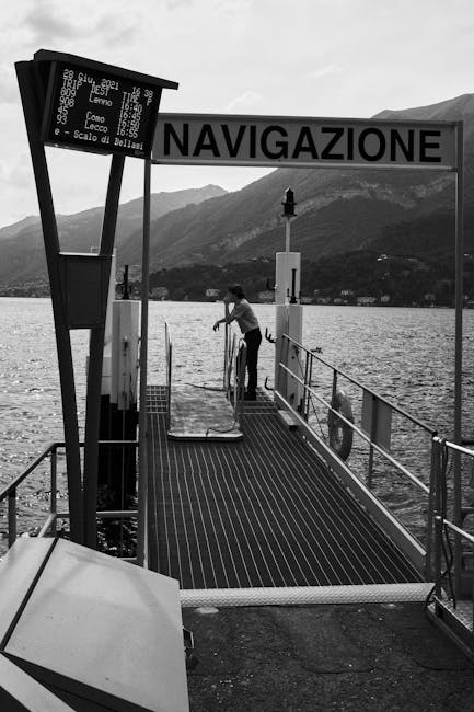 Passerelle 'NAVIGAZIONE' sur le Lac Majeur, employé rangeant le quai