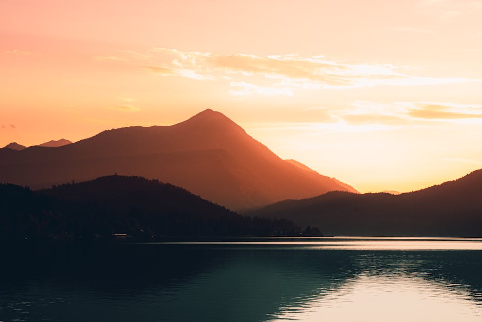 Sagoma delle Alpi al crepuscolo sullo sfondo del lago