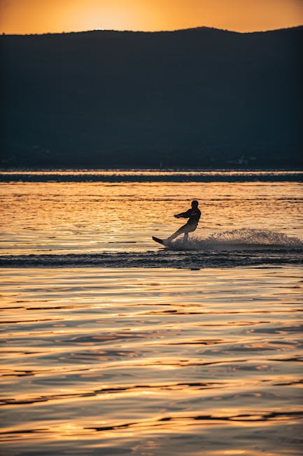 Wakeboarder-Silhouette bei Sonnenuntergang über dem Lago Maggiore