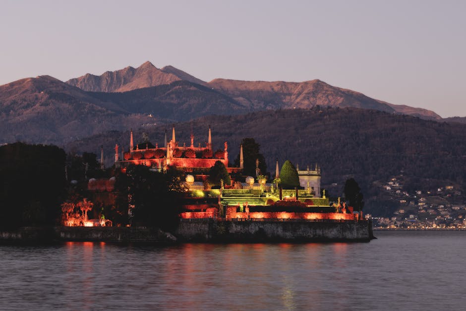 Isole Borromee illuminate all'imbrunire sull'acqua del Lago Maggiore