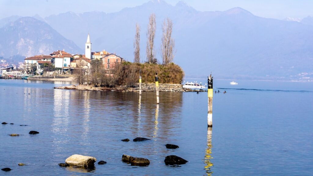 Vue de l'Isola dei Pescatori sur le Lac Majeur, clocher visible