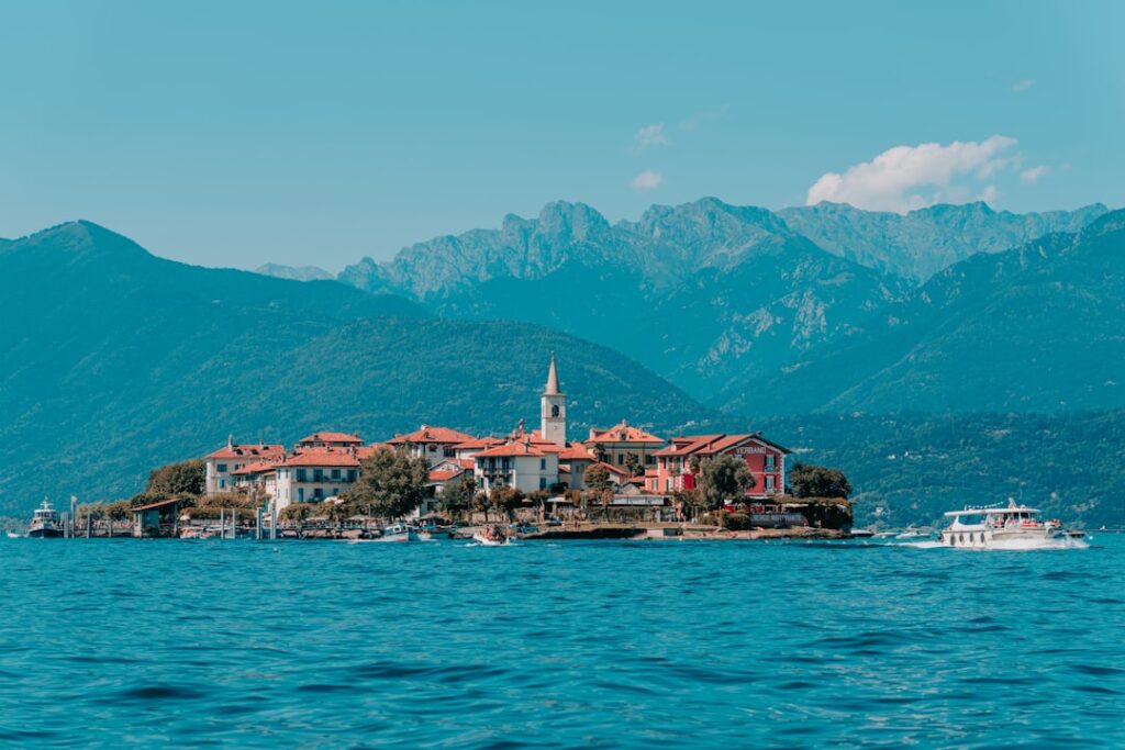 Isola con case e campanile vista dal Lago Maggiore