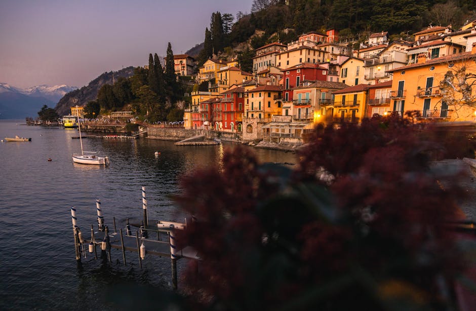 Italiaans dorp aan de oever in de ochtend