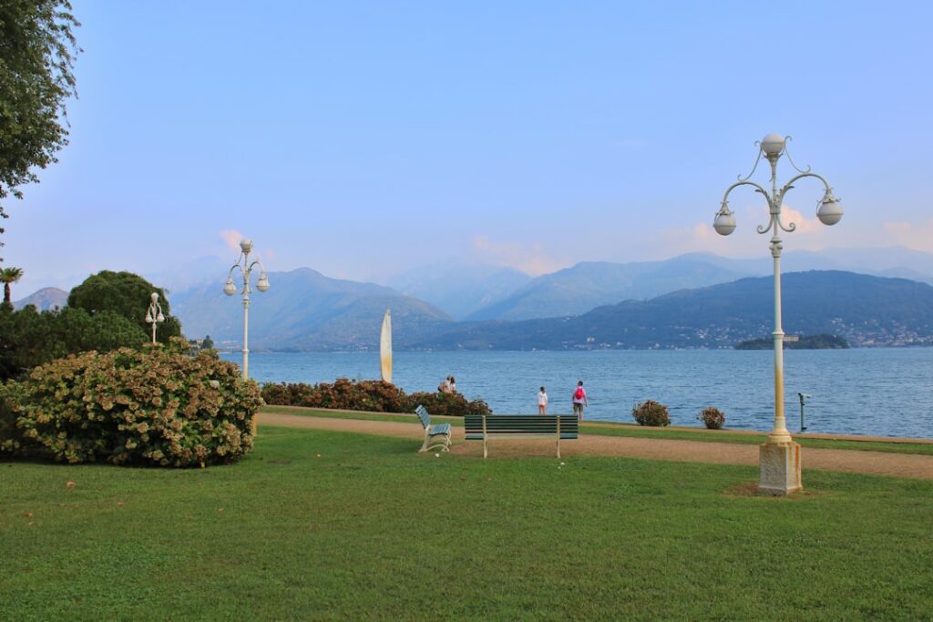 Uferpromenade am Lago Maggiore mit Bänken, Laternen und Bergen