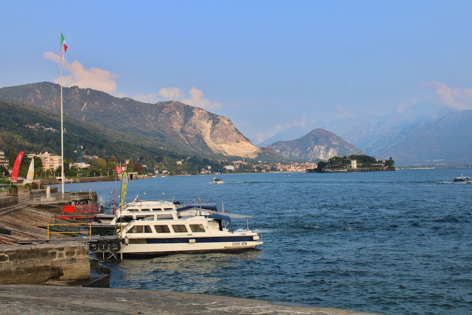 Motonave attraccata al molo di Stresa con Isola Bella sul Lago Maggiore