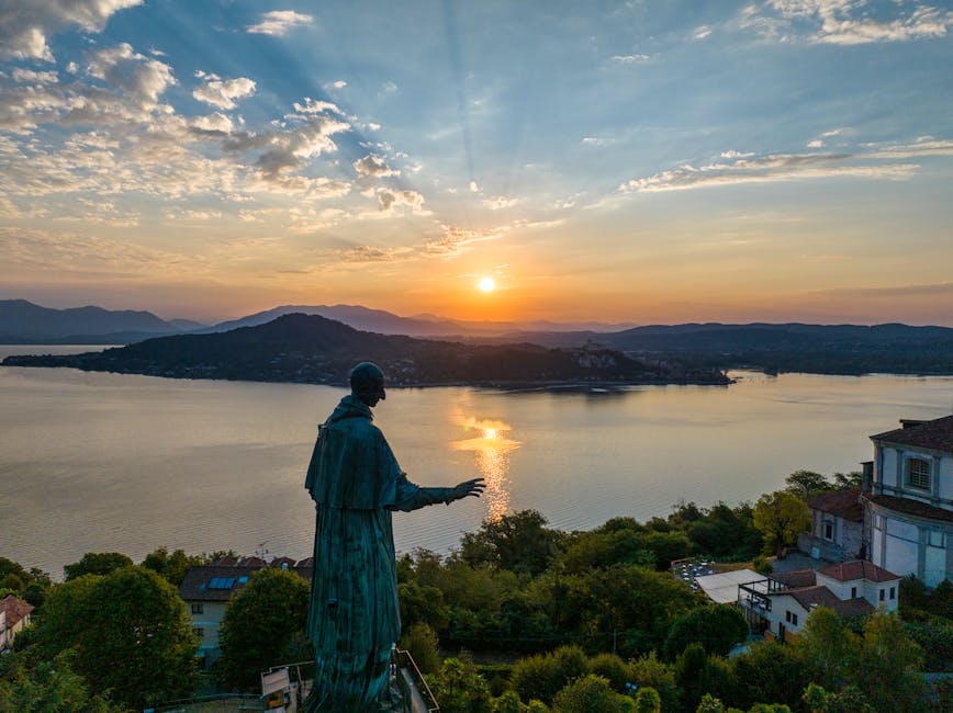 Posąg na brzegu patrzący na zachód słońca nad Jeziorem Maggiore