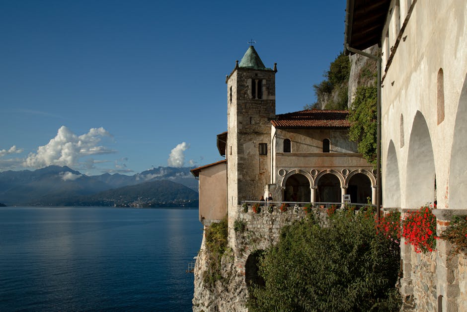 Santa Caterina del Sasso aan de rots bij zonsopgang
