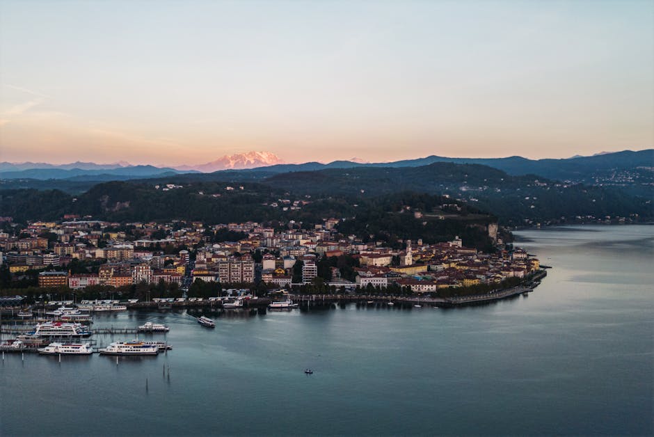 Veduta panoramica di Stresa e porto sul Lago Maggiore al tramonto