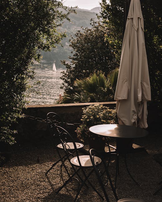 Terras met tafels en gesloten parasol, uitzicht op Lac Majeur
