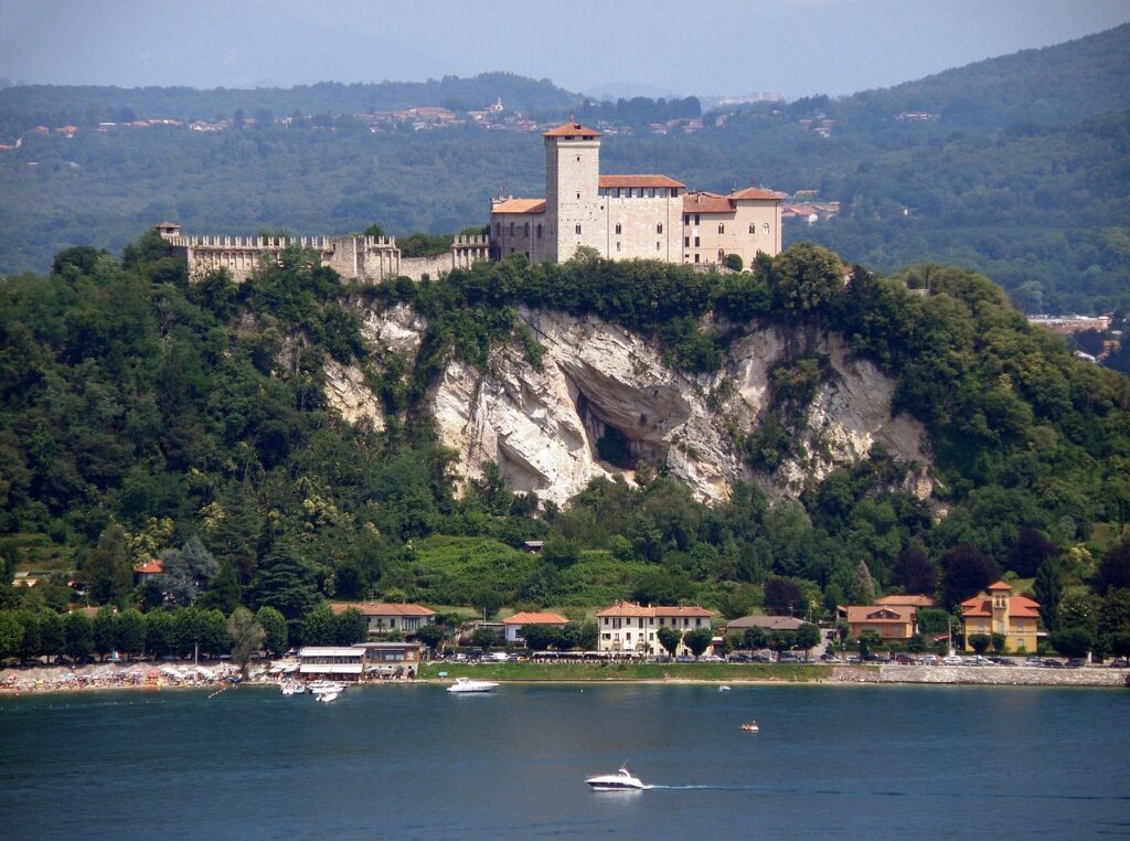 Kleines Tauchzentrum in Angera mit Blick auf die Burg